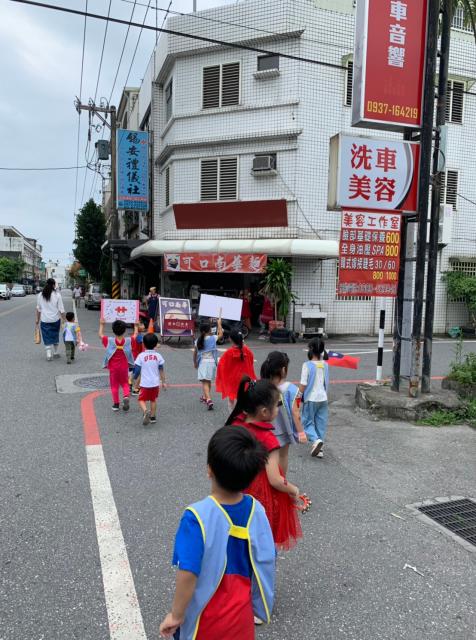 https://www.hzps.hlc.edu.tw/uploads/tadgallery/2019_10_09/1257_1081009社區快閃雙十_191009_0020.jpg 